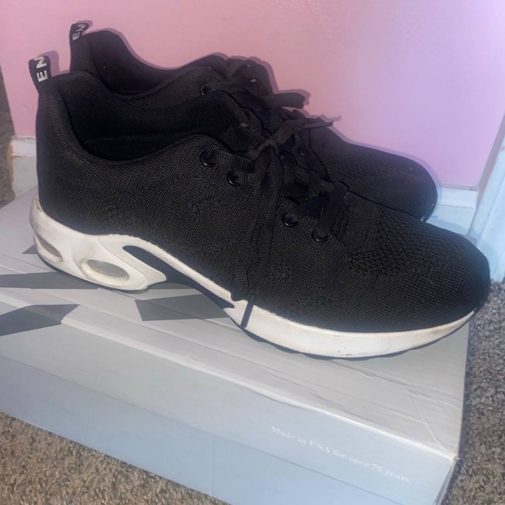Tennis shoes